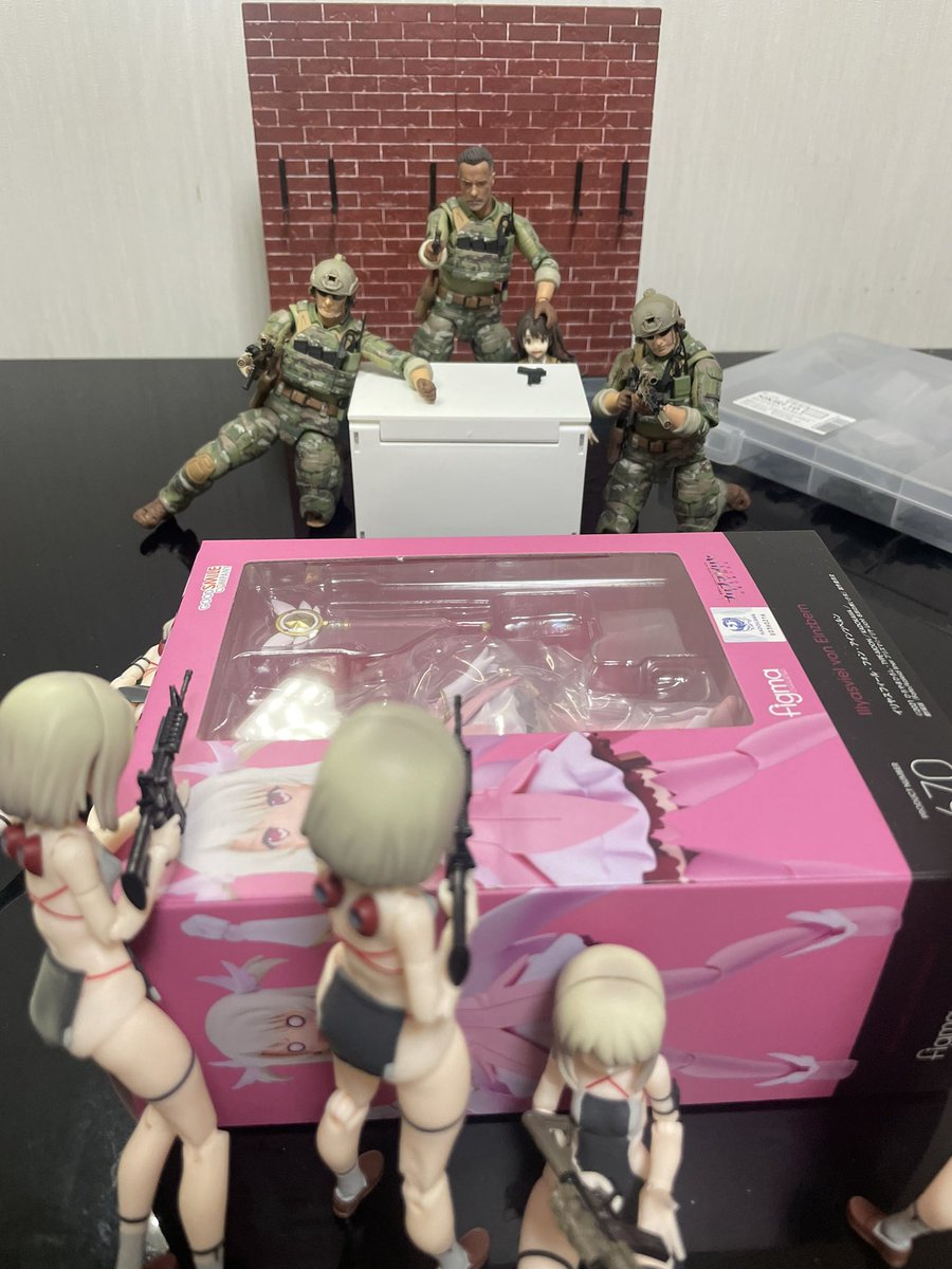 tuvpg's tweet photo. #深夜の小武器庫部
#リトルアーモリーを装備
#toyphotography

お題『護衛』 https://t.co/Ebc1uzKfpT