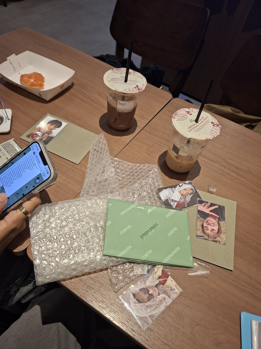 wddaraa's tweet photo. Mau tau gk??td gue unbox album kan ngontennya di kopken ya,trs pas selesai kita lanjut ngobrol dan disitu tmn gue posisinya lagi mainin caholl yg isinya poca.
Tbtb mas kopken nyamperin gue dengan bawa robekan guntingan yg collab sama haechan &amp; di iming"in ke gw.
Tau dia ngmg ap? https://t.co/efii8q2kZu