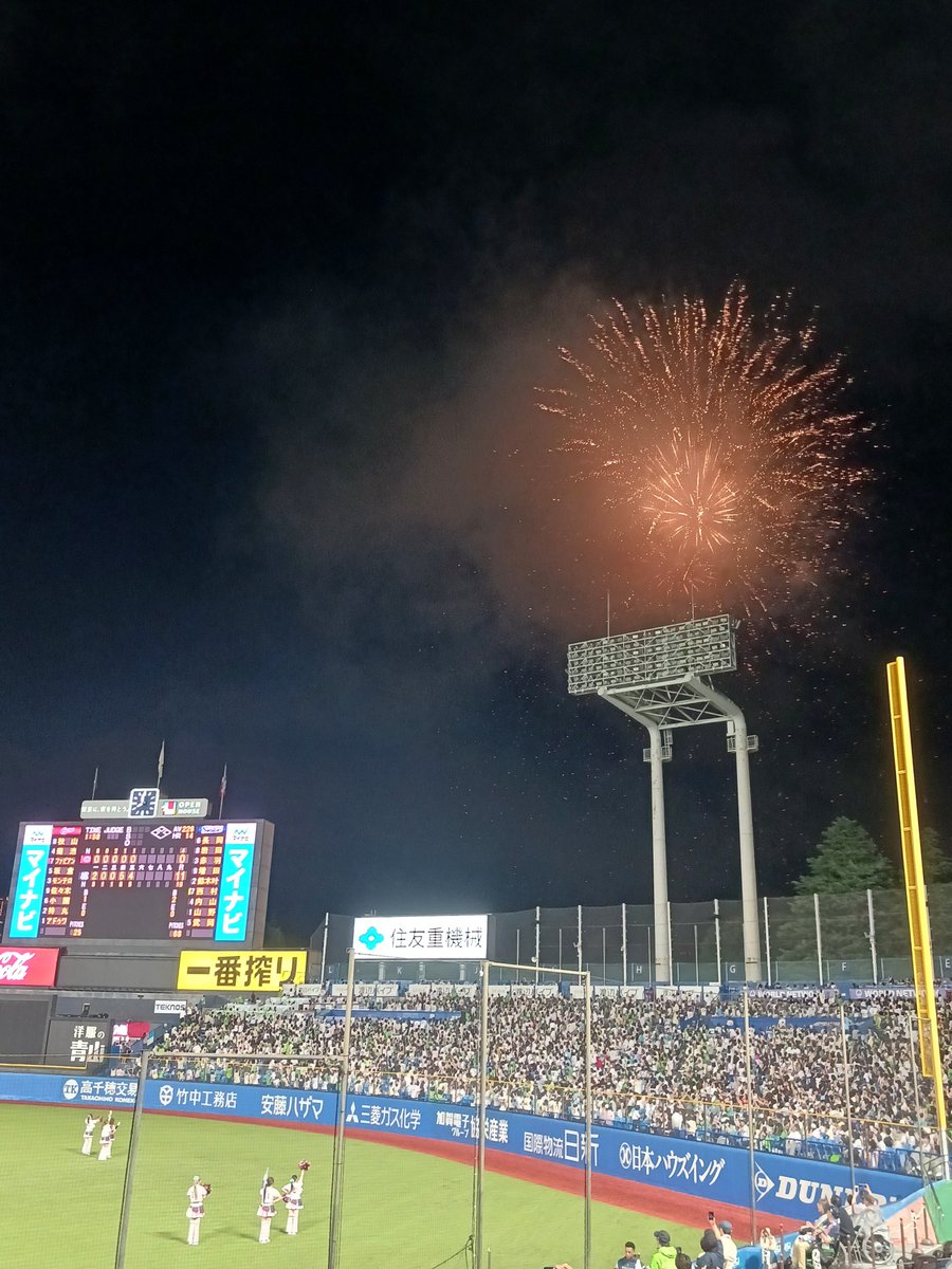 supika4512's tweet photo. 神宮球場より今年初の花火🎆です。 https://t.co/GzKh4cBRhM