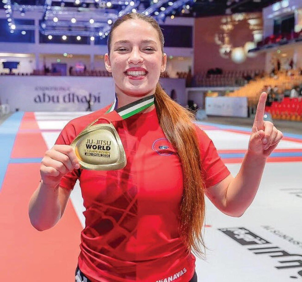 Sarahsa09309757's tweet photo. 🇮🇱🥇 *DOUBLE CHAMPIONNE DU MONDE À SEULEMENT 17 ANS !*

L’Israélienne Lia Shalev, 17 ans, a remporté deux médailles d’or aux Championnats du monde juniors de jiu-jitsu à Abu Dhabi.

« Quand j’ai entendu l’hymne national israélien, j’ai ressenti une immense fierté et un grand honneur. »

 Une magnifique fierté pour Israël ! 🇮🇱