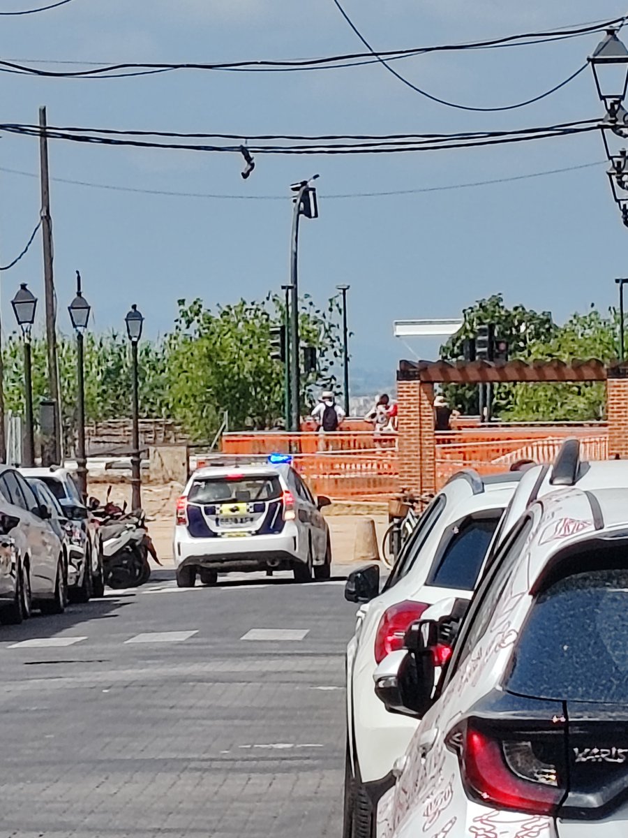aeelsaler's tweet photo. La Policía tarda literalmente horas en acudir cuando hay una urgencia en El Saler.

Pero para descolgar un cartel reivindicativo, que no ofende a nadie salvo, al parecer, al @AjuntamentVLC, han tardado 10 minutos.

Para unas cosas, horas. Para otras, récord de velocidad.
#eclipse https://t.co/pJ9TNUQxjq