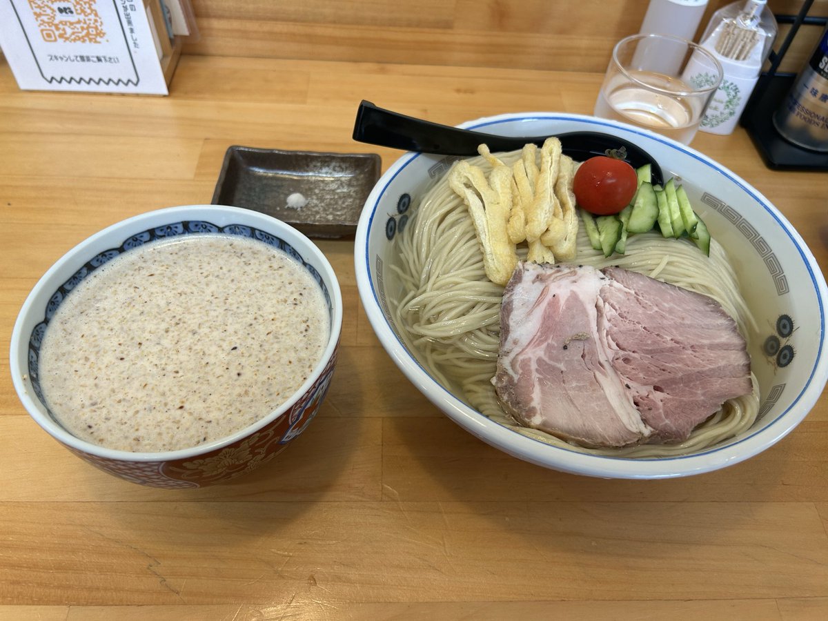 pig6699's tweet photo. RAMEN STAND@熊谷市広瀬
8月限定 冷やし胡麻汁つけ麺🍜特盛り×2、バリ固、和え玉🐷
昆布水麺最高、美味っ👍
酸味にちょい甘みのある胡麻ダレつけ汁🍜
#RAMENSTAND #つけ麺 #熊谷市 https://t.co/argoX8nPoG