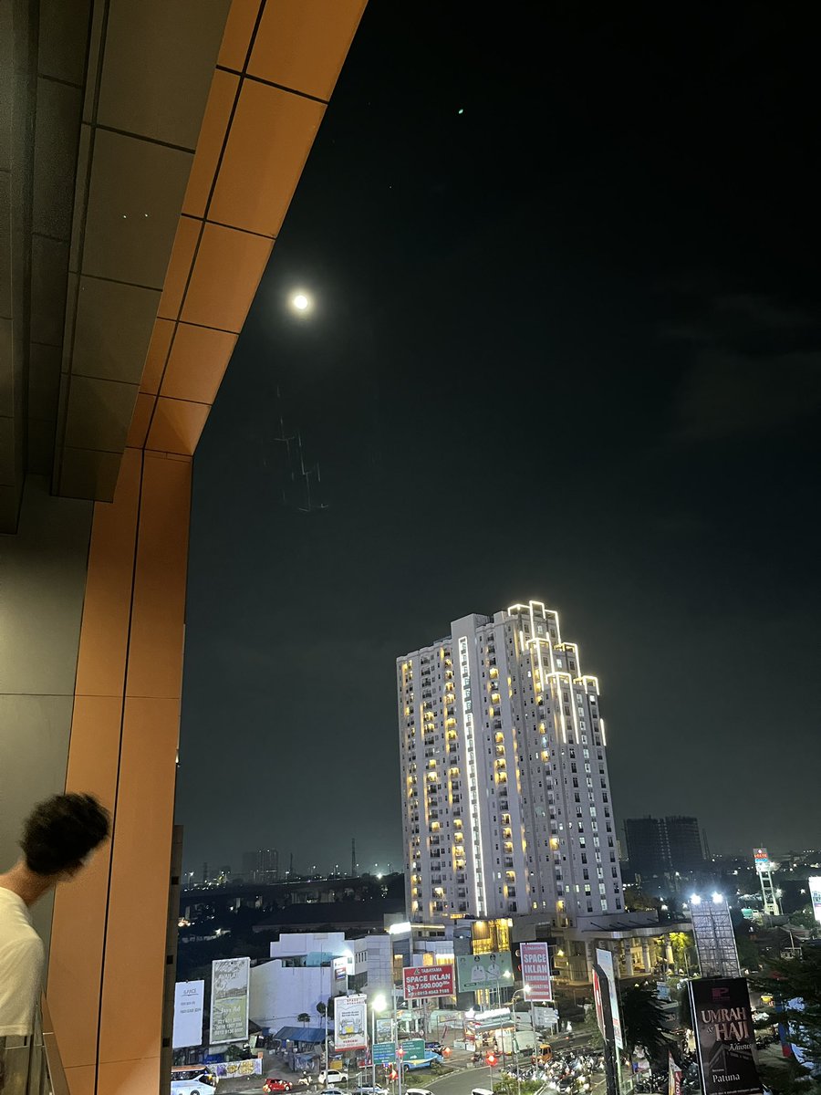 jsbooring's tweet photo. same place with different people. https://t.co/GnCau6LB95