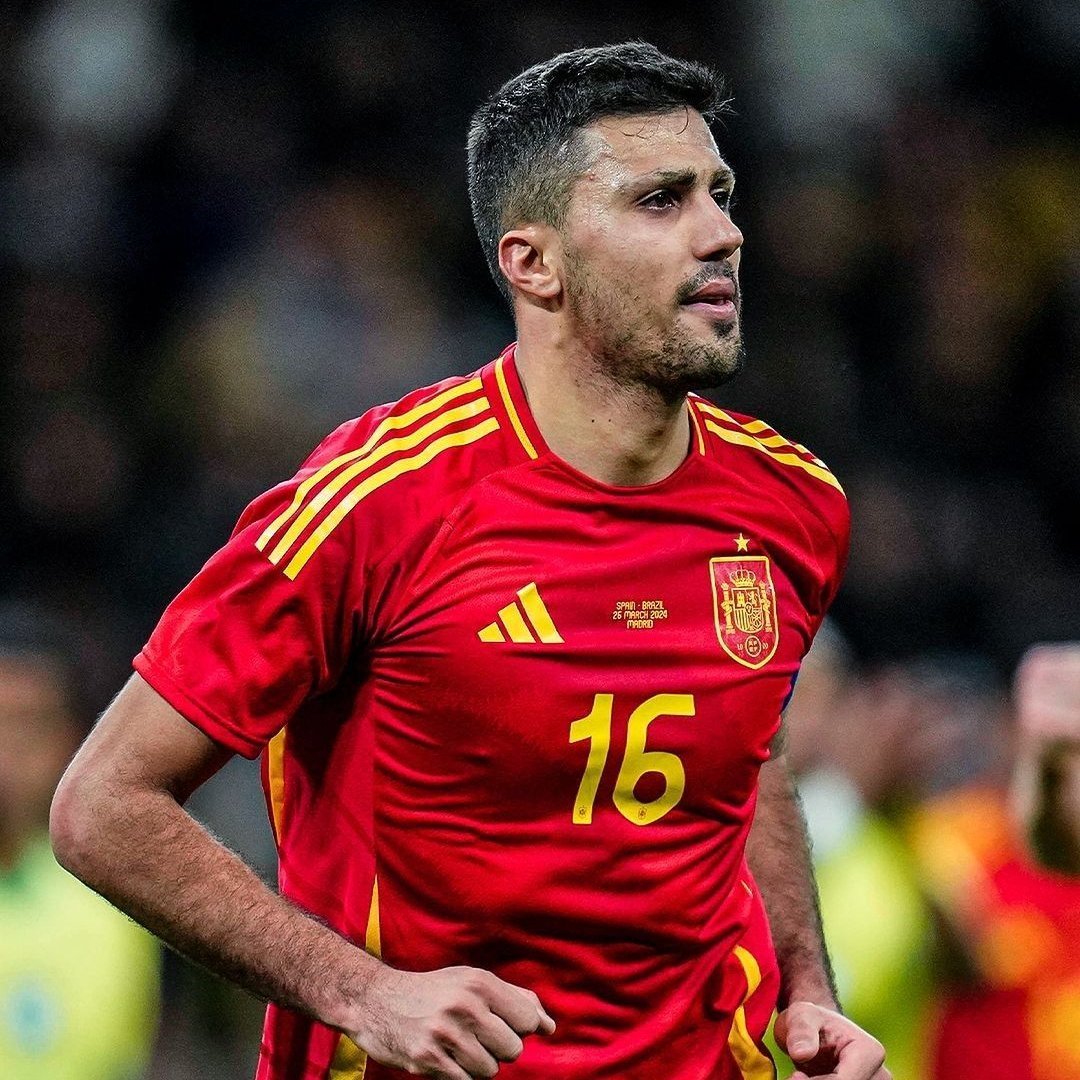 TheMatchdayHQ's tweet photo. 🚨🇪🇸 | 𝐁𝐑𝐄𝐀𝐊𝐈𝐍𝐆: FC Barcelona have SUBMITTED a €60M offer to Manchester City for Rodri.

[@alex_crook @JacobsBen] https://t.co/B0L27Z2XcA