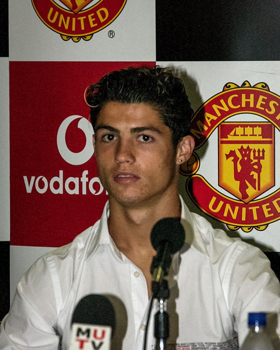 brfootball's tweet photo. 23 years since Cristiano Ronaldo joined Manchester United 🔴

That look 👀 https://t.co/D64JLDXyq3