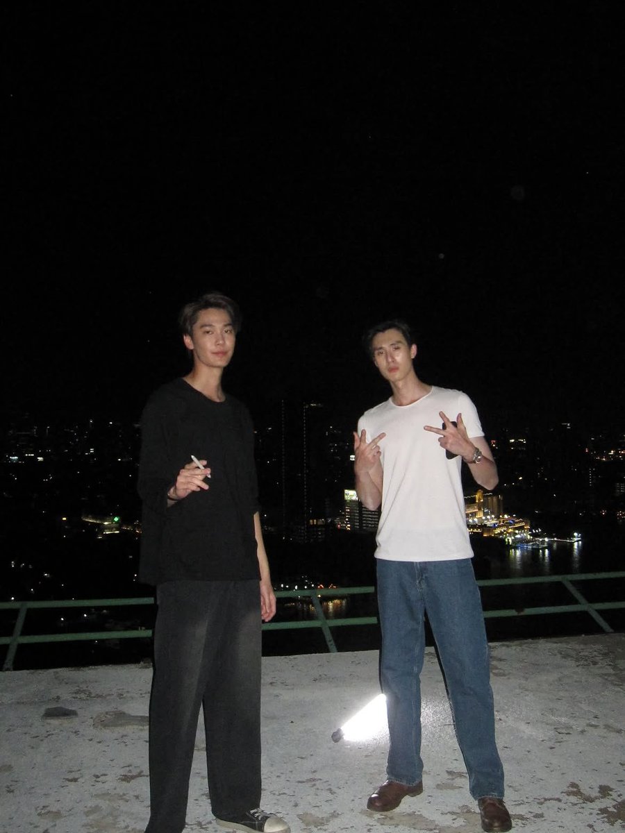 dmcloundpu's tweet photo. น้องธีมาลงรูปปิดกล้องแล้ว รูปคู่ดิวเยอะเลย ดีใจที่ได้ดิวธีเห็นยืนข้างกันจริงๆ ยืนข้างกันแบบนี้ต่อไปเรื่อยๆเลยนะ🤎🩵 https://t.co/tvzeoCZbJA