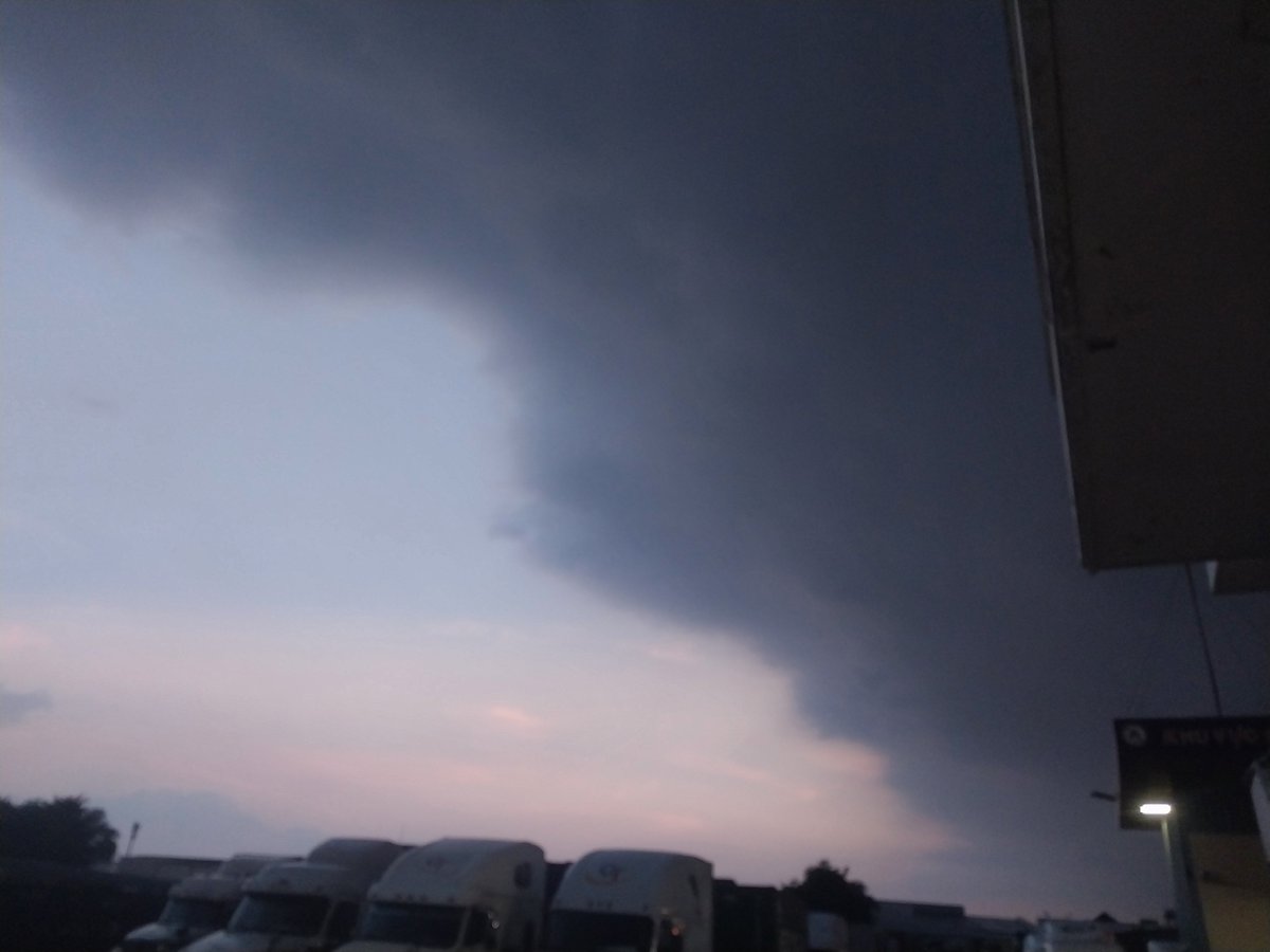 KGT_wx's tweet photo. OMG this storm is moving super fast https://t.co/WW9rst9Hcp