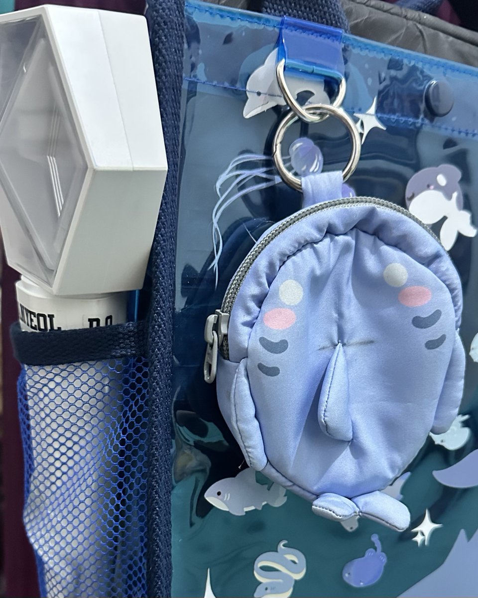 reneruuu's tweet photo. Teaser for #CF23 concert goers bag😉✨

Lightstick Holder✅
Bag Charm Holder✅
300ml Bottle Holder✅
Size 13 Inch Ipad✅
Additional Sling ✅

PVC with Ocean Theme Bag for any kind of concert🌊✨ https://t.co/HrE0K4sFGb