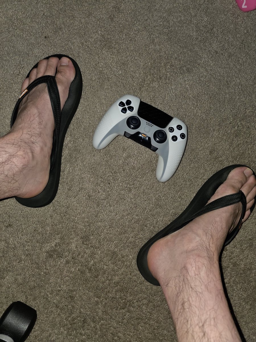 AlexisM1614's tweet photo. Gaming time 🎮 @FeetFinder @Tweety_Feet and like if you like me feet 😜 #feetfetısh #feetworshi̇p #feetlovers https://t.co/4ufG5bztKm