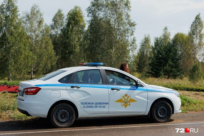 novayagazeta_eu's tweet photo. В Тюменской области массово уничтожают свиней, но власти не называют заболевание

В Голышмановском районе Тюменской области появились санитарные посты, а в личных хозяйствах начали уничтожать свиней. Ограничения затронули Голышманово, Абатское, Омутинское и другие населенные пункты. Местные жители сообщают, что автомобили обрабатывают от инфекции, а владельцам выплачивают по 90–95 рублей за килограмм. За отказ отдать свиней якобы грозит штраф в 30–35 тысяч рублей. Внимание на это обратило издание «Говорит НеМосква». 

🔵 Подробности. Первые случаи заболевания выявили в начале августа в деревне Скаредной. Карантинные мероприятия в деревнях начались, по словам жителей, в пятницу, 7 августа. Ветеринары заявили жителям, что вакцины и лечения от инфекции нет, поэтому необходимо уничтожить все поголовье. При этом ни областные власти, ни местные администрации не называют заболевание, а в региональном управлении ветеринарии сказали, что информация «ограничена к распространению».

Издание 72.ру предположило, что речь может идти об африканской чуме свиней. Она поражает домашних свиней и диких кабанов, но не опасна для человека. Официального подтверждения этой версии нет.

🔵 Деньги. Для многих жителей района хозяйство является одним из основных источников дохода. Некоторые семьи рассчитывали перед учебным годом продать мясо и на вырученные деньги собрать детей в школу. Владельцы животных жалуются, что им не объяснили порядок и сроки выплаты компенсаций, которые, по их словам, не учитывают расходы на корм, витамины и лекарства.

🔵 Ящур. В феврале этого года в Новосибирской области у фермеров начали изымать и уничтожать скот. Власти объяснили это вспышками бешенства и пастереллеза. «Новая-Европа» выяснила, что наиболее вероятной причиной является вспышка ящура, которую власти последовательно отрицали. Позднее это признали и сами власти.

Местные жители выходили на протесты и требовали от чиновников объяснений и компенсаций. Как отмечает «7х7», минимум шестерых человек оштрафовали, еще трое получили по двое суток ареста. В начале июня новосибирские власти полностью сняли карантин.

Фото: 72.ру, СМИ