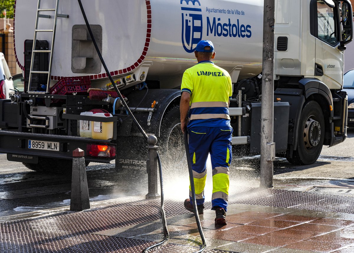 AytoMostoles's tweet photo. 🧹 Continuamos con el Plan Intensivo de Limpieza barrio a barrio, que llegará a más de 200 calles con barrido, limpieza de contenedores y mobiliario, desbroce, jardinería y eliminación de grafitis, entre otras actuaciones.

🔎+info: https://t.co/0ySxQHQoBs https://t.co/2RXwTAWBf1