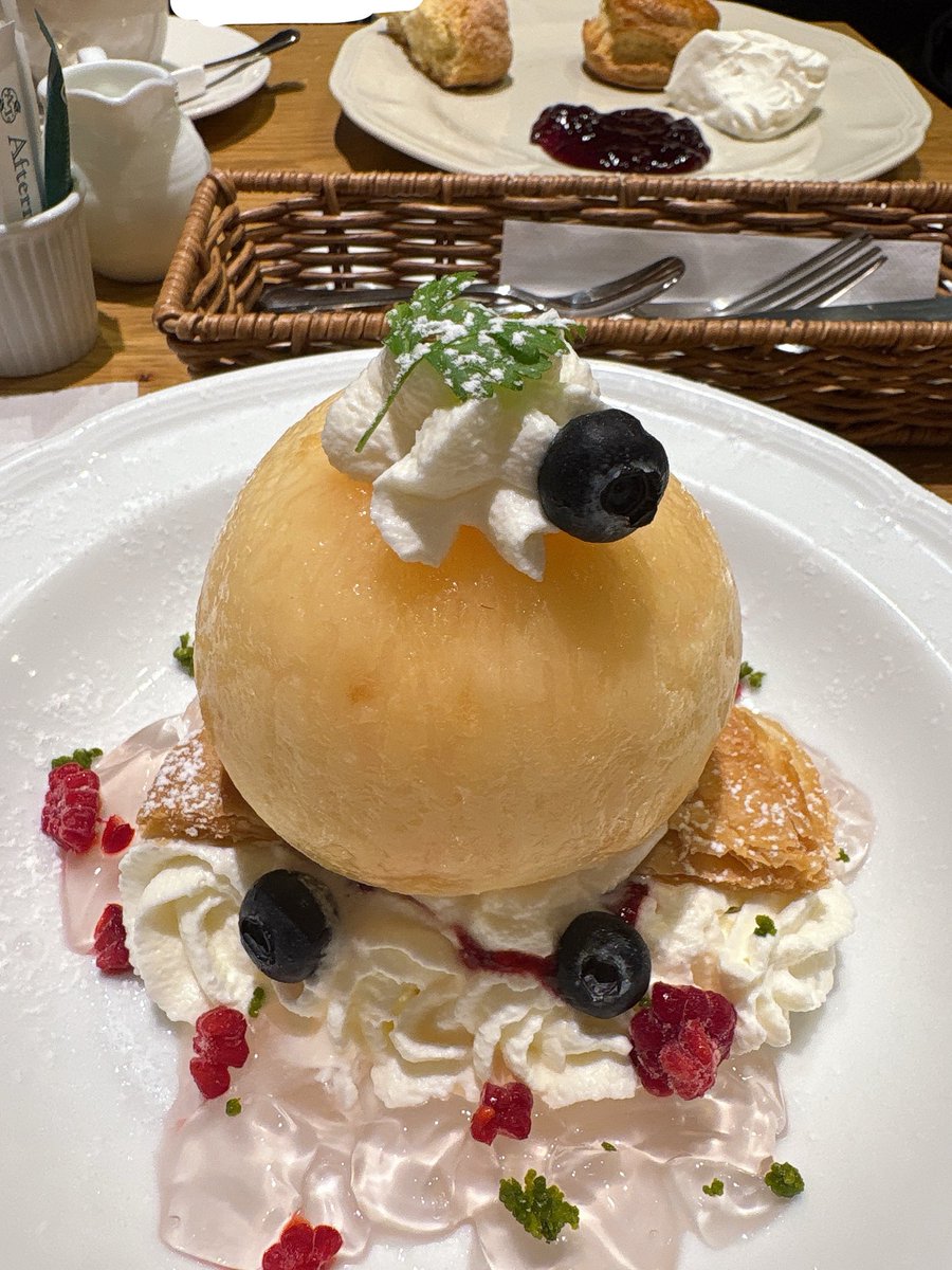 qingg_n's tweet photo. お顔合わせ🙏🏻
季節のもものデザート🍑♡
暑いからドリンクはチャイフロート🍨
いっぱいお話して楽しかった〜

ポストの仕方勉強します📮😖 https://t.co/WvuPv9SsfC