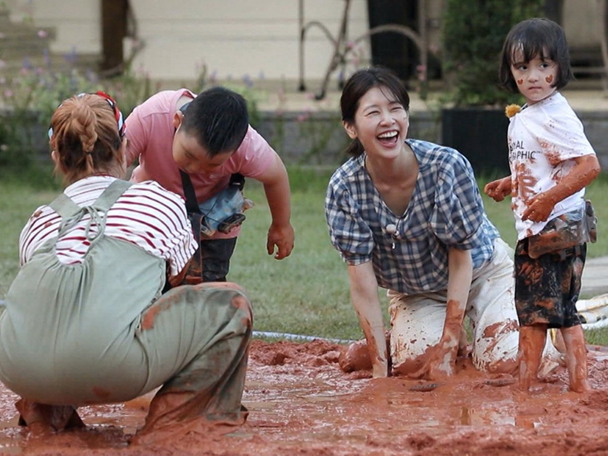jungsominbr's tweet photo. #LittleForest está completando 7 anos! 🌳

Com #JungSomin, #LeeSeojin, #LeeSeunggi e #ParkNarae, o programa de variedades acompanha quatro celebridades que abrem uma espécie de creche ecológica. O programa mostra crianças deixando a poluição da cidade para brincar ao ar livre e comer alimentos naturais em meio à natureza.

Curiosamente, a estreia do programa foi além de simplesmente “bem recebida”, mas sim considerada um sucesso. O primeiro episódio alcançou um pico de 9,9% de audiência, o que colocou o programa em 1º lugar entre os programas exibidos naquele horário, inclusive superando K-dramas. 

Outro fato interessante é que logo no primeiro episódio é mostrado que #JungSomin e #LeeSeunggi chegam a obter um certificação de aconselhamento psicológico infantil para participar do programa. A imprensa coreana destacou isso como demonstração de que os integrantes não estavam simplesmente entrando no programa para “brincar de babá”, mas que havia uma preparação específica para lidar com as crianças.

A relação dos atores com as crianças acabou se tornando um dos núcleos emocionais do programa 🥹

ℹ️ Aliás, o programa foi tão bem recebido que acabou ganhando uma versão chinesa, ‘Wonderful Little Forest’, que teve sua estreia em 2020 🇨🇳 
Bem legal, né? 

#LittleForest, além de inesquecível, sempre terá um espacinho aconchegante em nossos corações 🤍

–––
📺  Ainda não assistiu?
O programa está disponível no Kocowa!