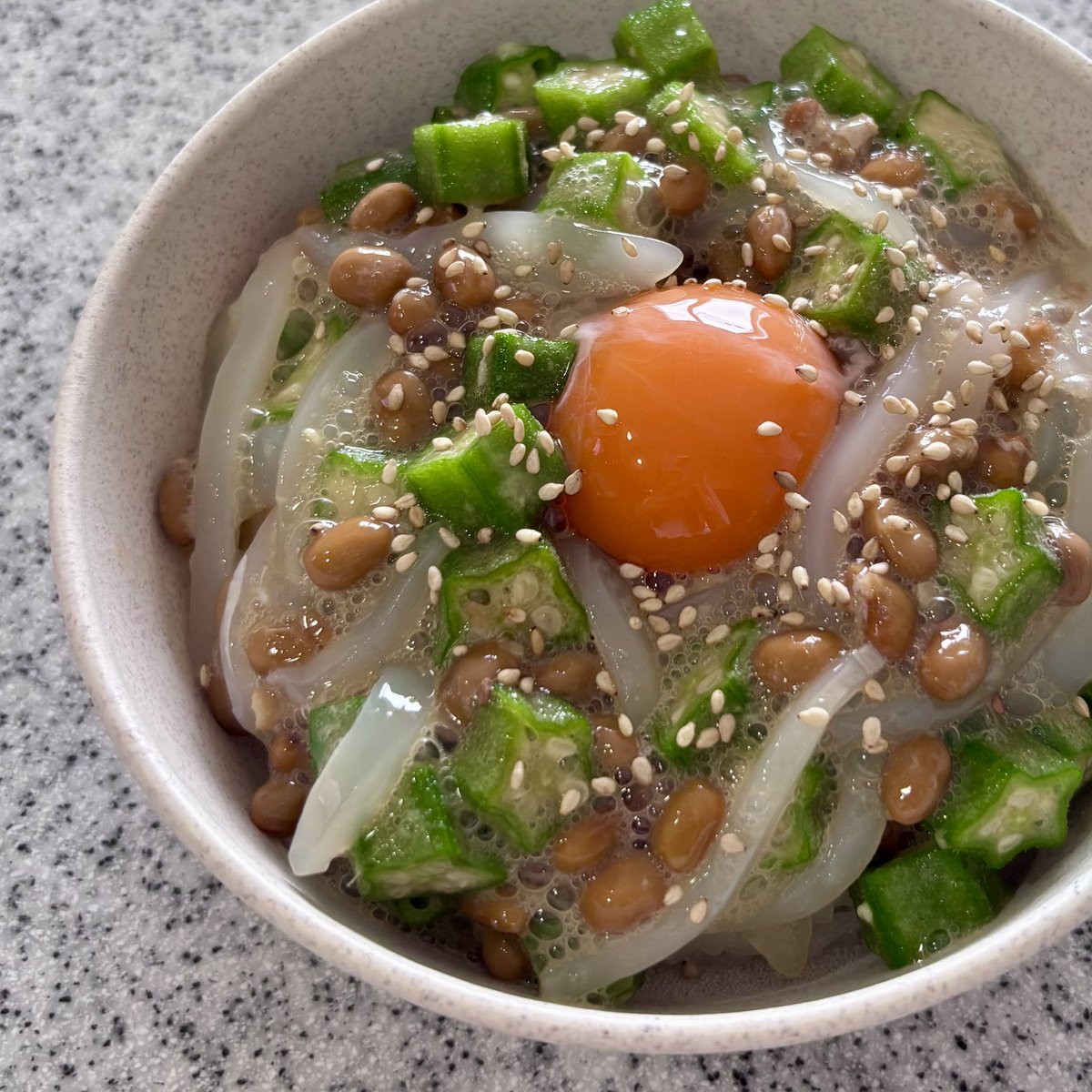 honeya__150's tweet photo. お盆で食べすぎてる人はこれ食べて！いかオクラ納豆の組み合わせ最強だと思う！！！味付けはめんつゆと生姜だけ。超簡単にできるネバネバ丼🥣 https://t.co/xpaGYPErTm