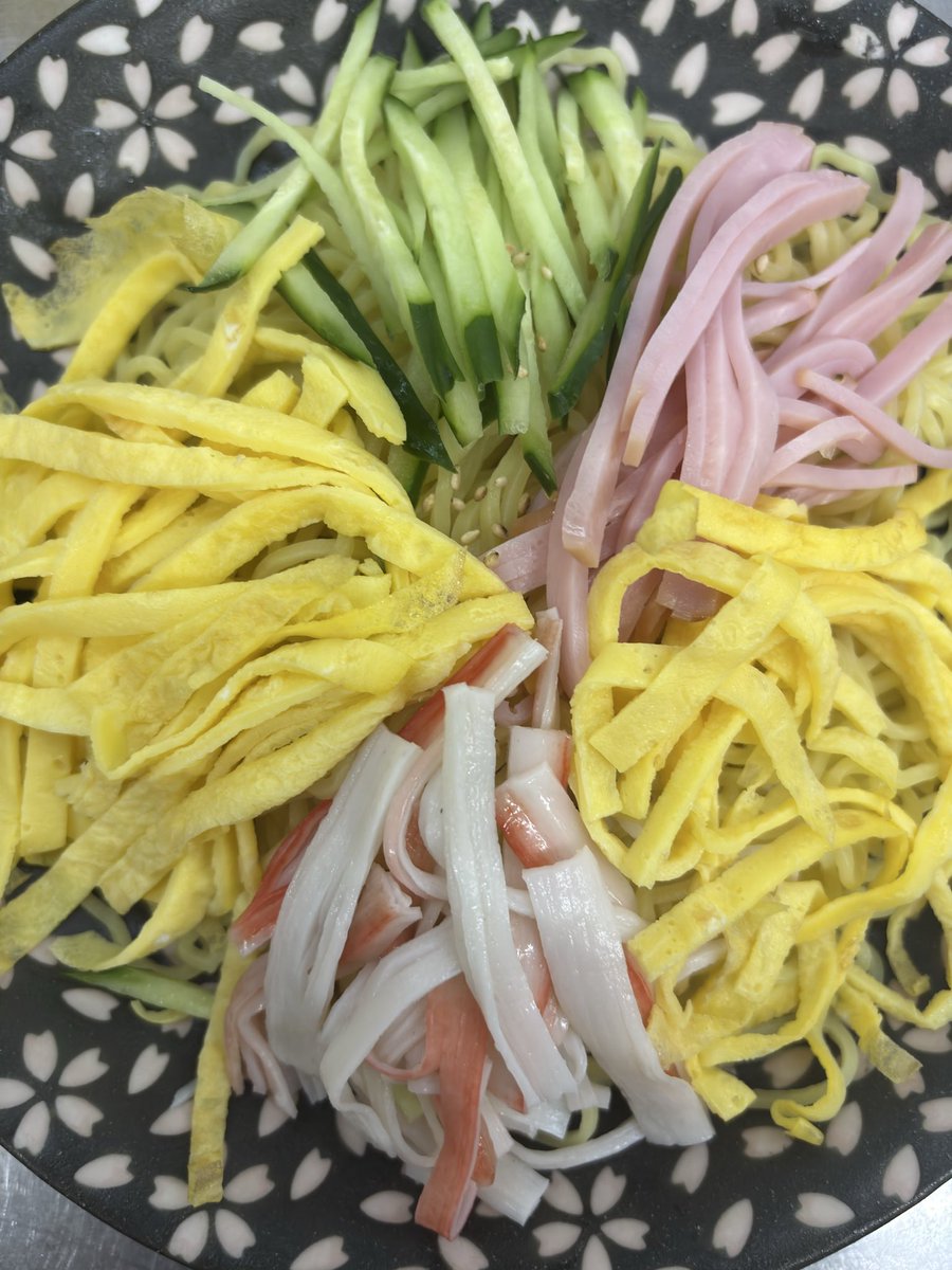 chankocho715341's tweet photo. チャンコ長閉めました。ご来店ありがとうございました。

暇でした😪ホタテバター焼きうまそう！
明日も通常営業いたします。暇なら早じめします🙇

今日の賄���は、冷やし中華！

#まかない飯 https://t.co/sXZbwm14m4