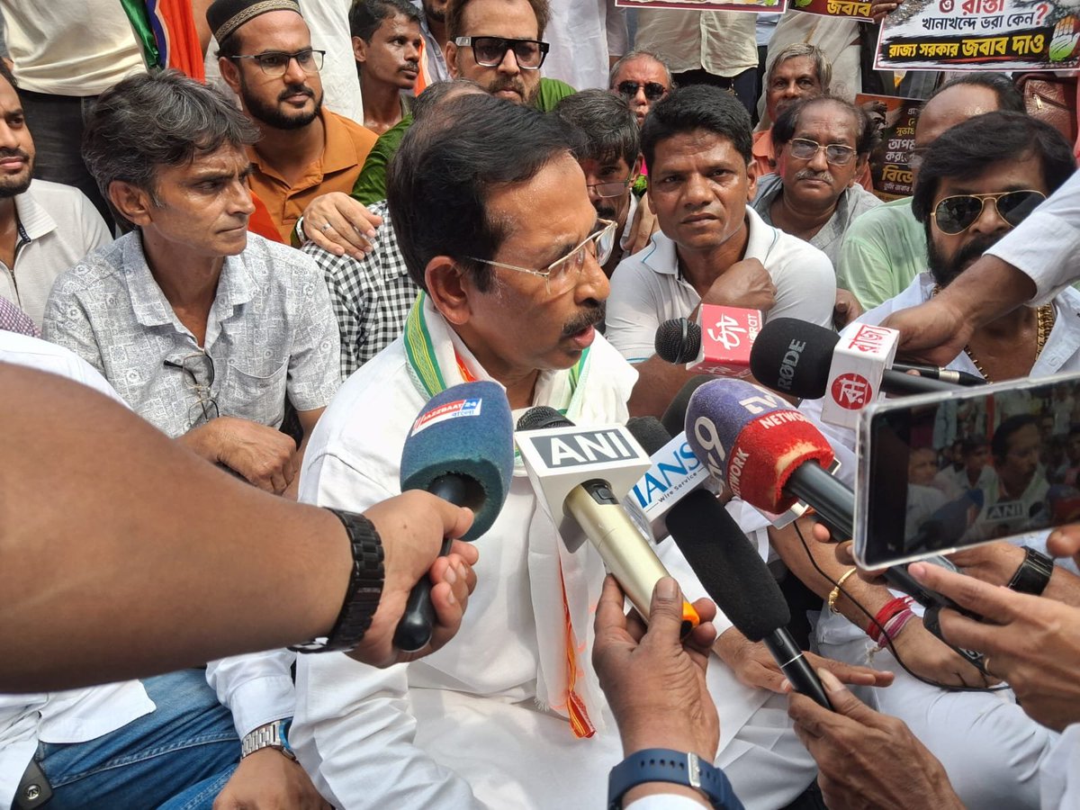 INCWestBengal's tweet photo. আজ কলকাতা কর্পোরেশন অভিযানের কিছু উল্লেখযোগ্য মুহূর্ত :
(1/2)

@INCIndia @kharge  @RahulGandhi @kcvenugopalmp 
@Jairam_Ramesh
@prakashjoshiinc
@SupriyaShrinate
@Pawankhera
@BPSinghINC_ @AmbaPrasadINC
@LuvDattaINC
@subhankar_cong
@asoke_raja https://t.co/RX64EzTBZd