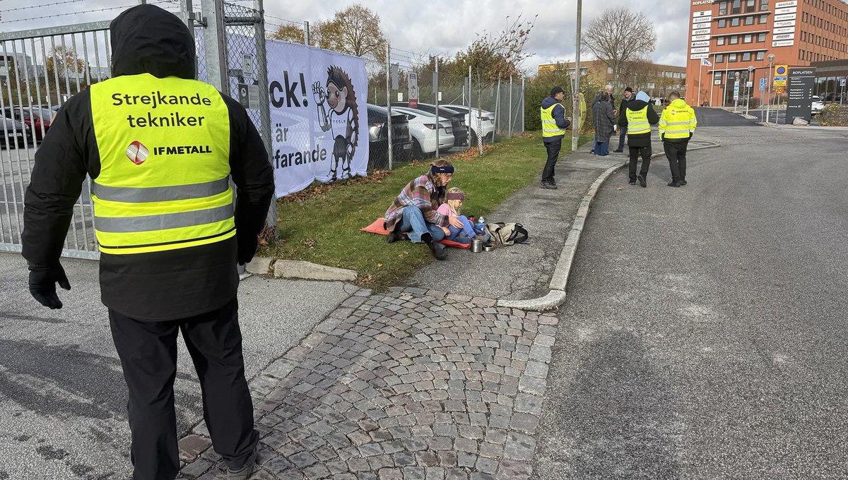 NicklasNilsso14's tweet photo. ACTION wanted🥰

Om du stöttar Tesla så kom gärna förbi Upplands Väsby imorgon 13 augusti klockan 10 och visa ditt stöd. Förslag på vad man kan göra, allt i god och konstruktiv anda:

1.  Parkera din Tesla-bil synligt i närheten och visa upp den på ett vänligt sätt – låt folk se hur fordonet ser ut och fungerar i praktiken.

2.  Ta med kaffe, vatten eller fika och bjud både andra Tesla-supportrar och dom som protesterar på en kopp. Enkla gester skapar ofta bättre stämning.

3.  För en lugn och respektfull dialog med dem som protesterar. Lyssna på deras synpunkter och berätta kort om dina egna erfarenheter av att äga eller stödja Tesla.

4.  Ta med positiva informationsblad eller affischer om Teslas bidrag till elektrifiering, jobb och innovation – dela dem bara till dem som frivilligt vill ta emot dem.

5.  Dokumentera evenemanget med foton eller korta klipp på ett neutralt sätt och dela sedan positiva bilder från platsen (utan att provocera).

6.  Hjälp till att hålla området rent – plocka skräp både före och efter, oavsett vilken sida folk står på.

7.  Prata med förbipasserande och berätta varför du tycker att elektrifiering och teknisk utveckling är viktigt – håll tonen saklig och vänlig.

8.  Avsluta med att tacka personal, eventuella vakter eller poliser för deras närvaro och önska alla en bra dag, oavsett åsiktsskillnader.

Glöm inte kanelbullar, äpplen, vindruvor, o annan frukt till de som jobbar på servicecentret också 😊