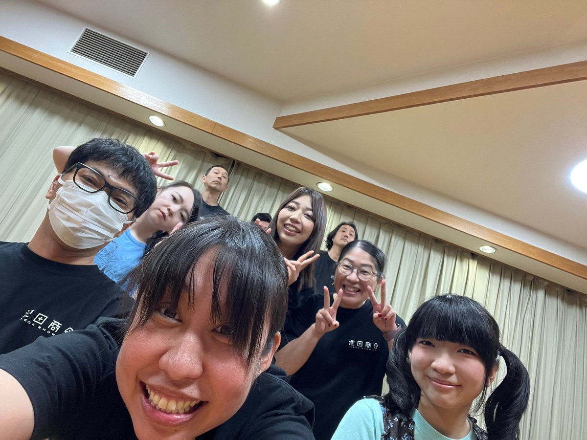 ikedasyokai's tweet photo. 『ちょっと待ってください！』
舞台セットの話したり、演出の話したり！
本番に向けて稽古してます！

仲良しっぽい写真撮ったのに
笑ってない輩がいる！！！

そんなあべこべな(劇)池田商会の
舞台公演のチケット予約はこちらから💁‍♀️
https://t.co/iBERl9L0bW https://t.co/2nU9m5YsgY