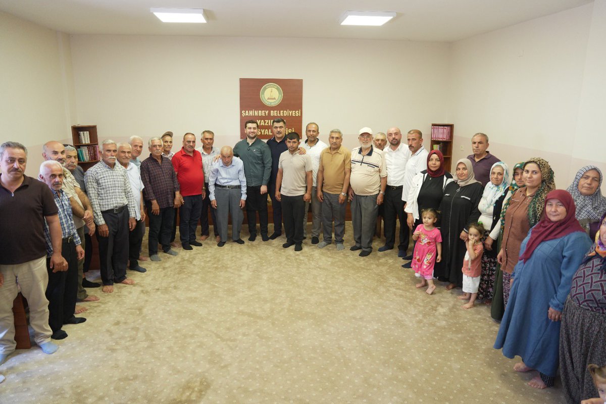 mesutbozatli's tweet photo. 📍 Yazıbağı Mahallesi

Şahinbey İlçe Başkanımız Mehmet Tiryaki, İl Yürütme ve Yönetim Kurulu üyelerimiz, İlçe Yürütme ve Yönetim Kurulu üyelerimiz, Kadın Kollarımız ve Gençlik Kollarımızla birlikte Yazıbağı Mahallemizde hemşehrilerimizle bir araya geldik.

Sahada olmaya, Şahinbey’imizin her köşesini ziyaret etmeye devam ediyoruz. 🤝