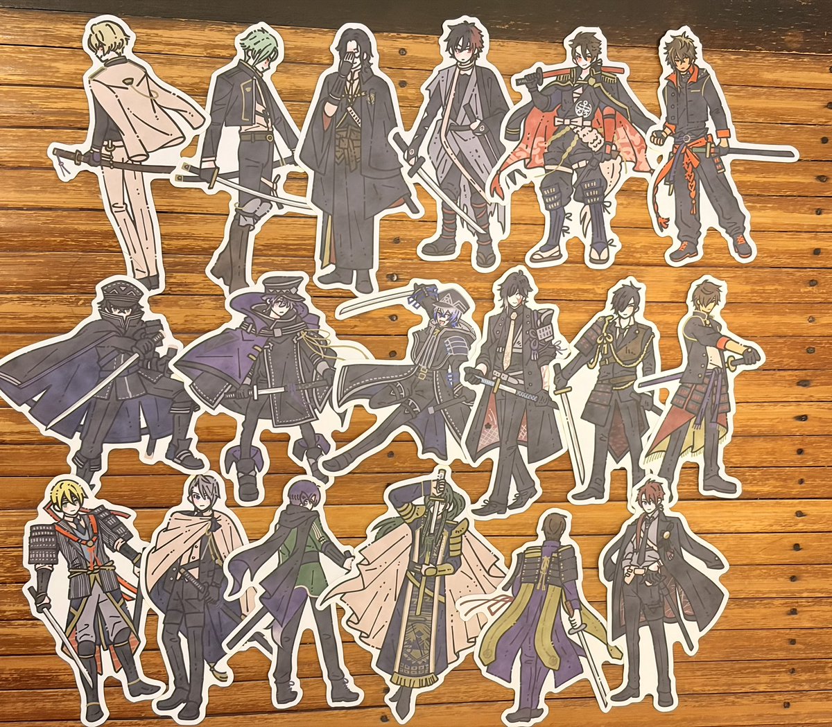 mineni777's tweet photo. 新作のシール届きました~~~！
18振フルセット(大きめサイズ)のと、選べる6振(小さめサイズ)の2種あります！写真は大きめサイズの方です~~~。これだけ揃うとなかなか壮観😚携帯のケースに入れるといい感じです~(ただし男士のポーズによる…) https://t.co/dByJyKHbCd