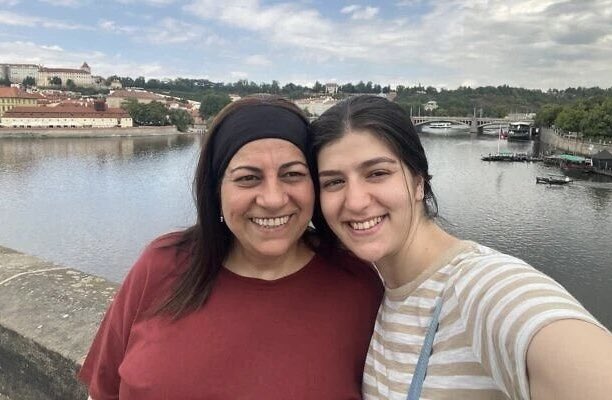 JeremBenhaim's tweet photo. Disparition très inquiétante en Autriche :

Mali Yahalomi, une Israélienne de 50 ans, et sa fille Liel, 23 ans, sont toutes deux portées disparues à Vienne depuis vendredi dernier.

Elles devaient prendre un vol hier soir pour rentrer en Israël, mais ne sont jamais arrivées à destination…

Leur famille, qui affirme qu’une telle disparition ne leur ressemble absolument pas, se dit extrêmement préoccupée et n’écarte hélas aucun scénario.

Face à l’urgence de la situation, le frère de Liel s’est envolé ce matin pour Vienne afin de participer aux recherches sur place.

L’ambassade d’Israël en Autriche, ainsi que les autorités locales, demandent à toute personne disposant d’informations susceptibles d’aider à les localiser de contacter immédiatement le +43 676 367 2304 ou de s’adresser à la police locale.

Partagez au maximum ces informations et leur photo.

Chaque partage, chaque regard peut aider à les retrouver.