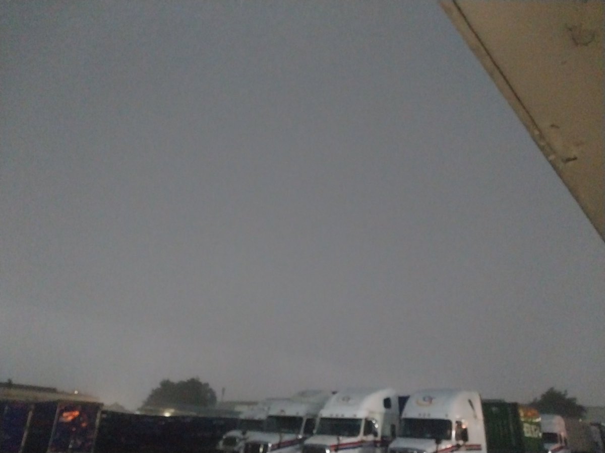 KGT_wx's tweet photo. it took only 10 minutes to go from the back horizon to the front horizon, the whole sky was engulfed in darkness https://t.co/T4kVLlGvMY