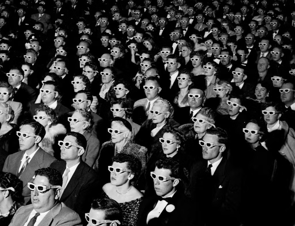CeliaMendez_'s tweet photo. En 1952, el público se puso gafas para ver cine en 3D.
Hoy nos las pondremos para mirar un eclipse.

Cambian las pantallas.
Cambian las gafas.

La costumbre de mirar todos hacia donde se nos indica, no tanto.

#Eclipse #EclipseSolar #Eclipse2026 #SociedadDelEspectáculo https://t.co/siUj1RXDCU