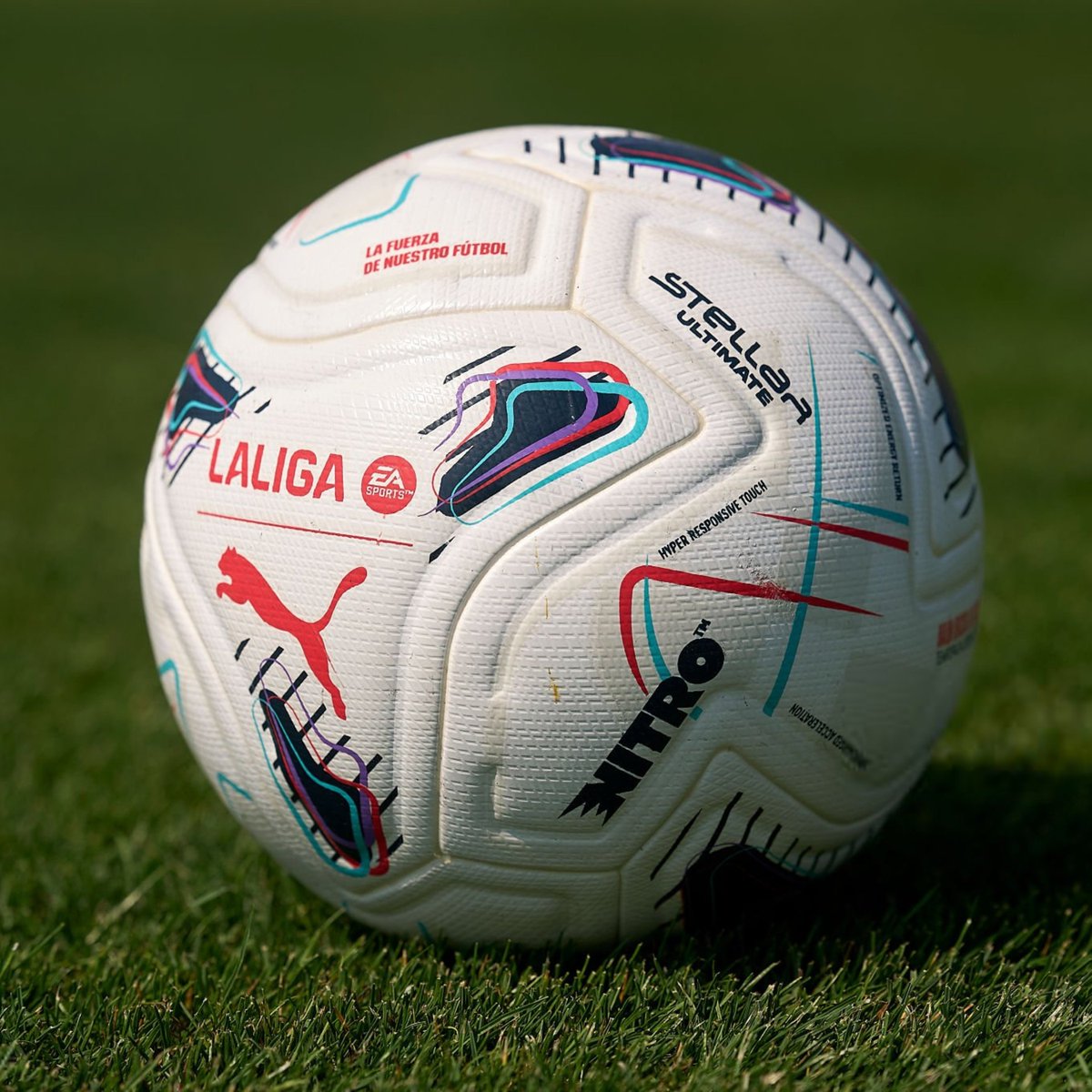 _BeFootball's tweet photo. 🚨 LALIGA 🇪🇸 LANCE LE BALLON CONNECTÉ (À RECHARGER) !! ⚽️🔌

Dès ce week-end, le championnat espagnol utilisera un nouveau ballon high-tech Puma.

Équipé d'un capteur interne, il nécessitera 90 minutes de charge pour 5 heures d'autonomie, exactement comme un téléphone portable. 📱

Grâce à 12 antennes par stade transmettant 560 signaux par seconde, cette innovation permettra d'appliquer le hors-jeu automatique et d'offrir des données ultra-précises aux arbitres et aux diffuseurs.

(@diarioas)