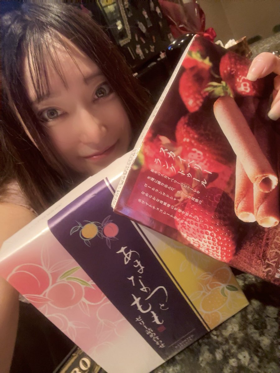 mymy_0927's tweet photo. 元気に本日も20時からお給仕❣️
お屋敷涼しくして、ご帰宅お待ちしておりますっ🦊💖

お土産いただいて幸せっ🍓💗🍊

#コンカフェ #メイドバー  #コスプレ
#大阪 #北新地 https://t.co/K7PJlnNV9a