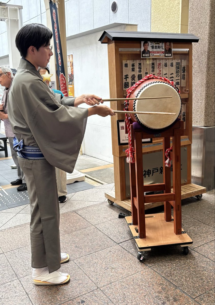 beppin728's tweet photo. 神戸新開地・喜楽館 昼席

✨オジョウサンズ✨初日〰️

音曲漫才のあと
新曲 🎶ふりむいてオジョウサン🎶
かわいい振り付きで
スタンド🎤で寄り添って歌唱
ええわ〜〜💕
手拍子👏👏で盛り上がり 楽しい〜💕

開口0番の長佐久さんとか
生の高座初めて聴く噺家さんもいて
オモシロかった〜🤣🤣🤣 https://t.co/CyqG7nPf1J
