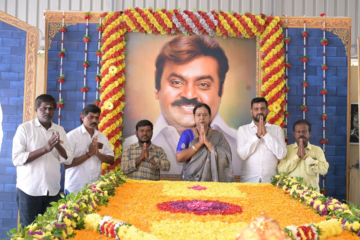 PremallathaDmdk's tweet photo. கேப்டன் ஆலயத்தில் சிறப்பு பூஜை மற்றும் அன்னதானம்

கேப்டன் விஜயகாந்த் அவர்களின் நினைவிடமான கேப்டன் ஆலயத்தில் இன்று சிறப்பு பூஜை செய்து, பொதுமக்களுக்கு அன்னதானம் வழங்கினேன்.

கேப்டன் மீது அன்பும், பாசமும் கொண்ட அனைவரின் நலனுக்காகவும், தமிழக மக்களின் நலனுக்காகவும் பிரார்த்தனை செய்தோம். கேப்டன் வழியில் மக்கள் பணியே எங்களின் பயணம்.

#premamalathavijayakanth #Cpatainvijayakanth