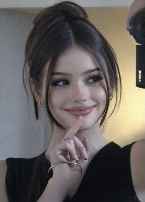 KataFlores5's tweet photo. Soft glam, confident pose, and lighting that hits just right
gSQp https://t.co/6PCwC8H2fZ
