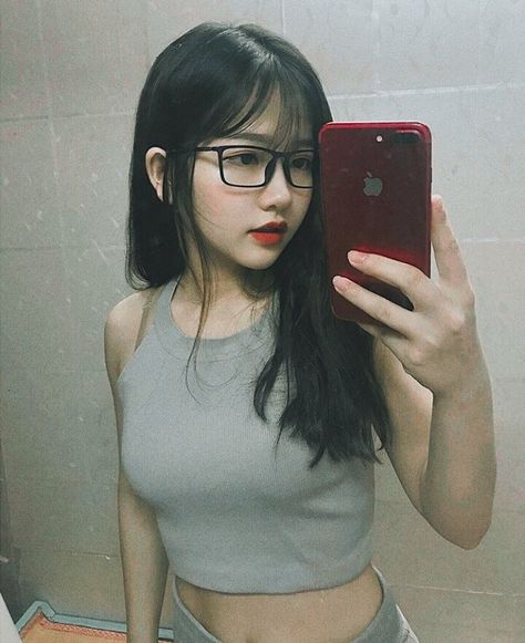 Gnbay43's tweet photo. Grey crop top, sleek glasses, and a confident mirror selfie moment
dFue https://t.co/iq9bNCDIW2