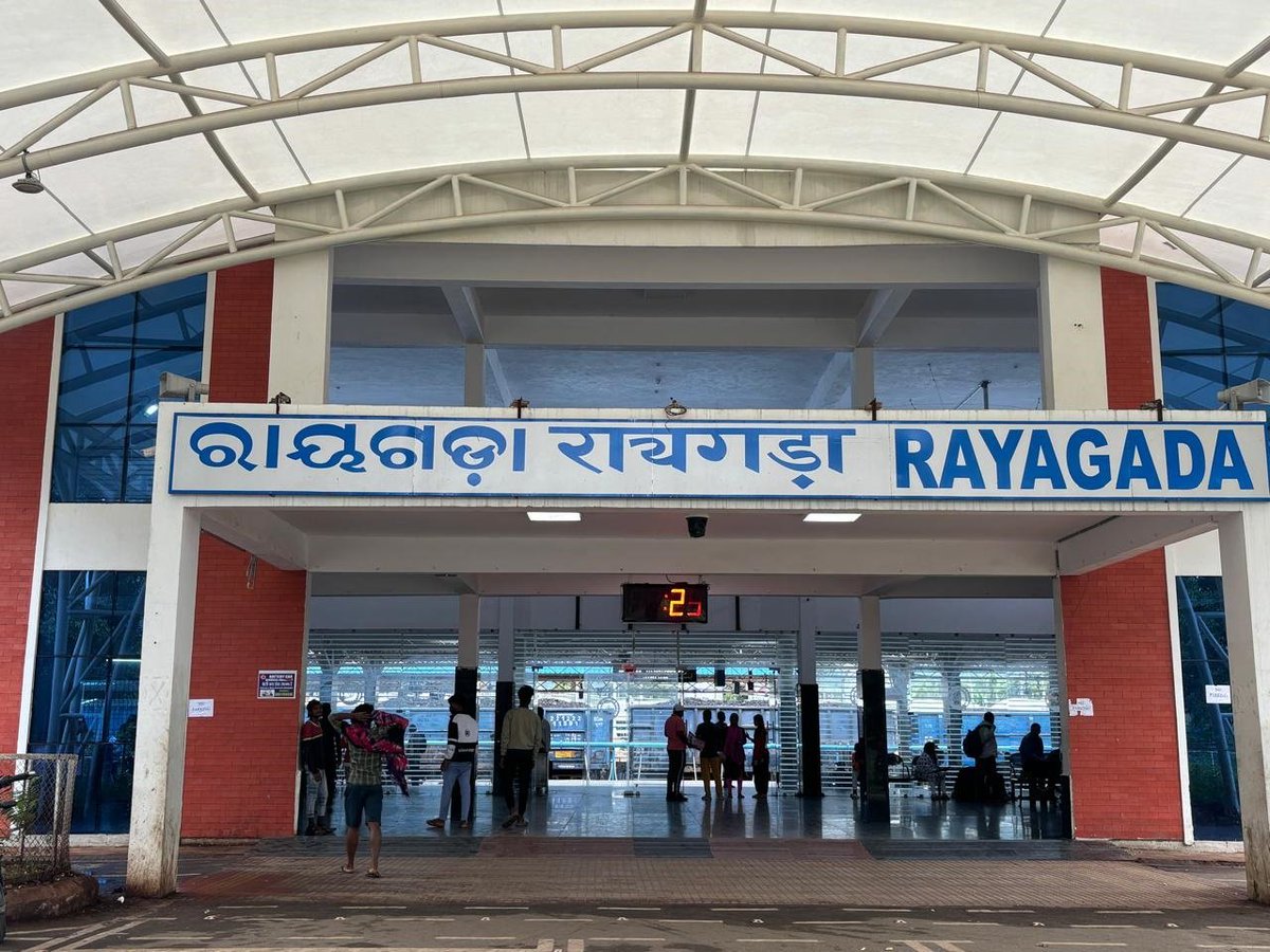 Publicvoiceodis's tweet photo. The number of transgenders in Rayagada city they are engaged in prostitution in the vicinity infront of the railway station at evening to Night,which is embarrassing the tourists coming to the city,and is ruining the image of the city. @RailMinIndia @Central_Railway @sprayagada https://t.co/r8vJw7W3Zm