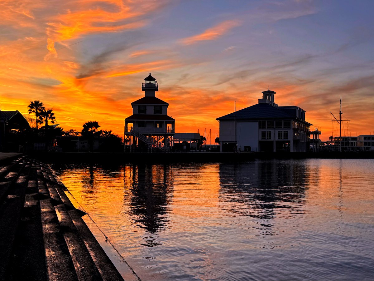 DavidMora's tweet photo. Summer skies in New Orleans have a way of making everything feel still, soft and peaceful.

#Lakefront #NewOrleans #Summer https://t.co/ki60gzP7q0