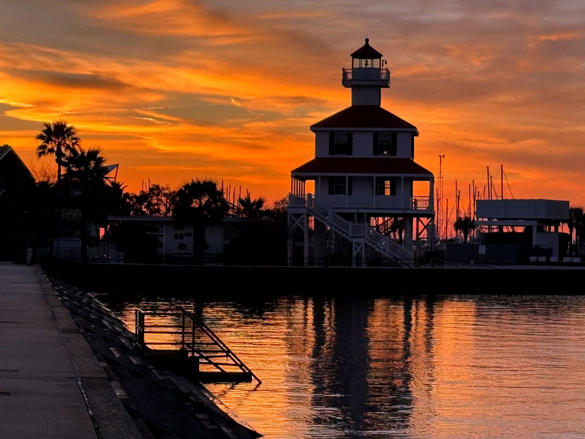 DavidMora's tweet photo. Summer skies in New Orleans have a way of making everything feel still, soft and peaceful.

#Lakefront #NewOrleans #Summer https://t.co/ki60gzP7q0