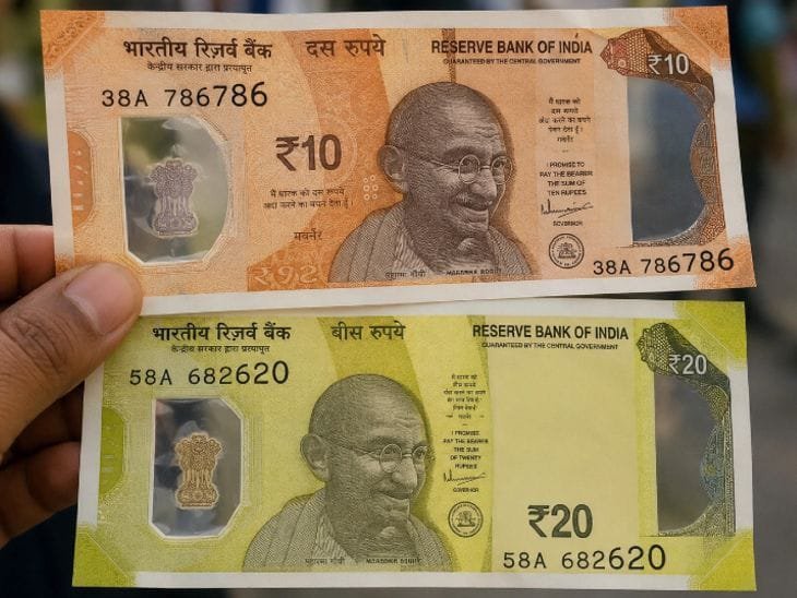 SentuK10156's tweet photo. भारत सरकार ने RBI को प्लास्टिक करेंसी नोट्स का फील्ड ट्रायल करने की परमीशन दे दी है।

सबसे पहले फील्ड ट्रायल के रूप में RBI 10 रुपए और 20 रुपए के नोटों को मार्केट में उतारेगी। बताया जा रहा है कि

RBI लगभग 100 करोड़ पीस के साथ यह ट्रायल करने जा रही है।

वैसे Plastic Note आने से नोटों को छापने पर बार बार होने वाला खर्च बचेगा क्योंकि पेपर नोट्स की तुलना में Polymer Notes काफ़ी अधिक चल सकेंगे।