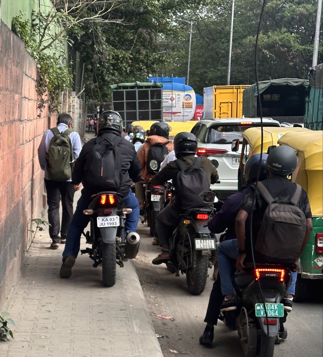 SpHarsha111's tweet photo. @BlrCityPolice @blrcitytraffic please check this bike , we pedestrians are about allowed to walk freely on footpaths also this happened near yeshwanthapura  Taj hotel road, Gorgontepalya. request you to please action https://t.co/RkRQ4iv7Zi
