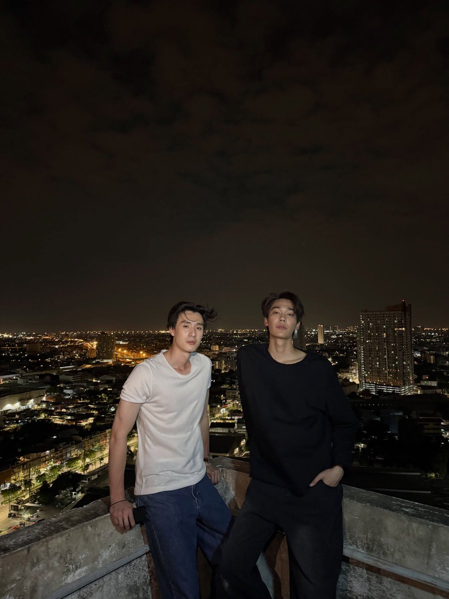 swansuay_'s tweet photo. do they know how crazy this pic is 😭😭👹 https://t.co/ZAefnEPxwS