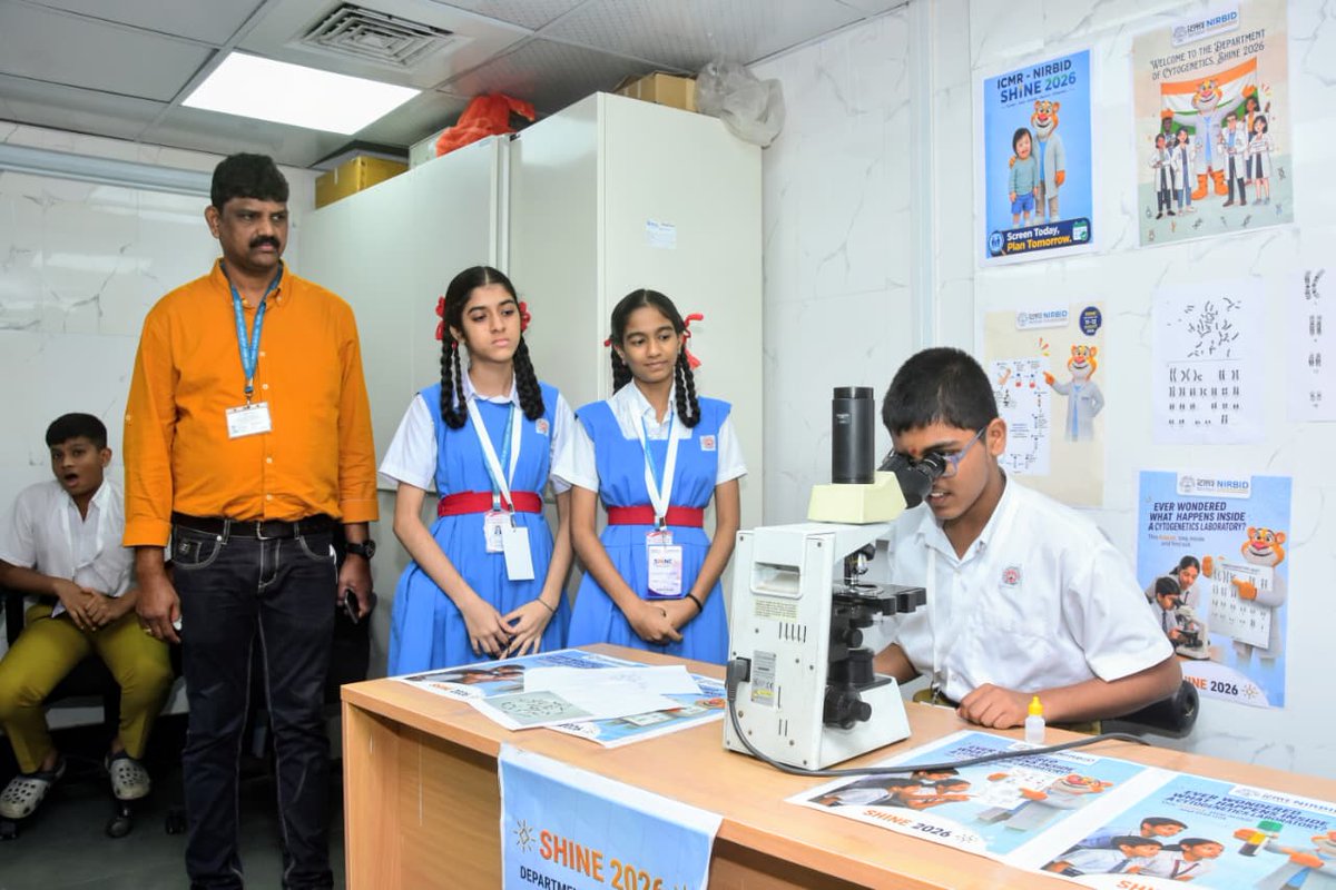 PIBMumbai's tweet photo. ⚕️इंडियन कौन्सिल ऑफ मेडिकल रिसर्चने (ICMR) भारतातील ICMR संस्था आणि क्षेत्रीय युनिट्समध्ये राष्ट्रीय विज्ञान पोहोच उपक्रम म्हणून ICMR-SHINE 2026चे आयोजन केले होते.

या निमित्ताने, आयसीएमआर- नॅशनल इन्स्टिट्यूट फॉर रिसर्च ऑन ब्लड अँड इम्युन डिसऑर्डर्स (ICMR-NIRBID), मुंबई येथे इयत्ता 9 वी ते 12 वीच्या विद्यार्थ्यांना बायोमेडिकल संशोधनाचा अनुभव घेण्याची आणि वैज्ञानिक संशोधनातून जगातील आरोग्याच्या आव्हानांना तोंड देण्यासाठी कसे योगदान मिळते, हे समजून घेण्याची संधी दिली.

या दोन दिवसांत एकूण 193 विद्यार्थ्यांनी या कार्यक्रमात सहभाग नोंदवला.

#ICMRCHAMP #SHINE2026 #SHINEatICMR @icmr_nirbid