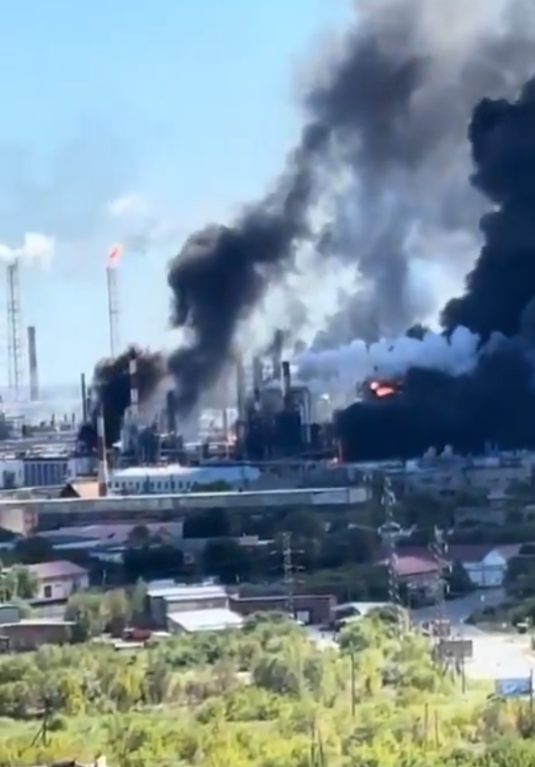 NOELreports's tweet photo. ❗️Another bingo: Ukraine’s August 11 drone strike forced Russia’s Orsk refinery to halt processing after several refining units were damaged. The facility has capacity of 5.76 million tonnes per year, or 115,200 barrels per day. #Ukraine https://t.co/PzoslGrWeR