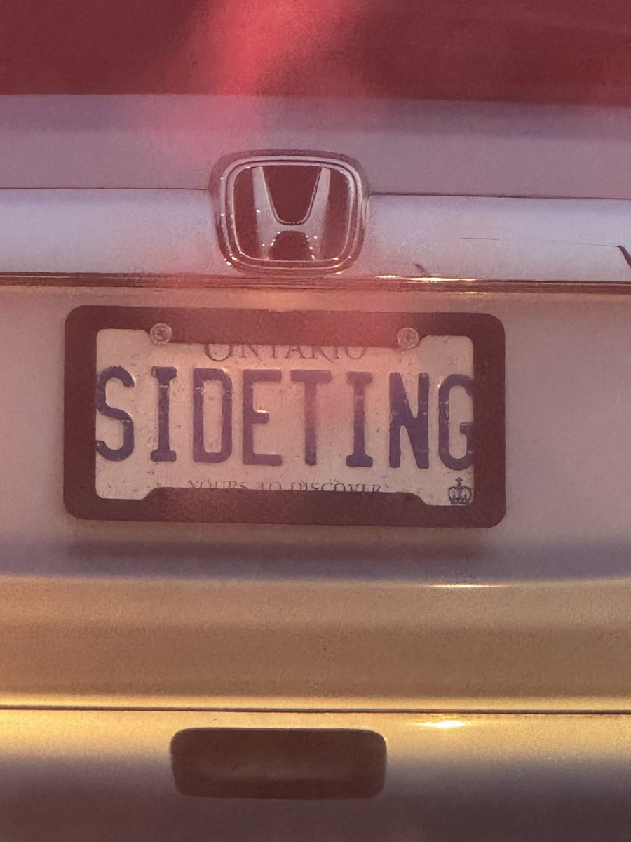 RealPaulRoss's tweet photo. Spotted this diva this morning at McCowan and Hwy. 401 https://t.co/DfFpOvO1Lo