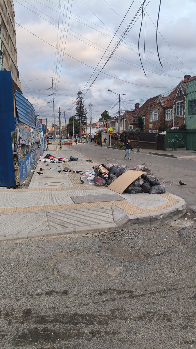 RAULLEALB's tweet photo. @Uaesp @Superservicios @Bogota @ConcejoDeBogota @pgn no pasa el camión de la basura por el sector de la cll 67 con cra 14 A @barriosunidos necesito que alguien ayude y de una solución definitiva! Me están mamando gallo todos! https://t.co/oCcELt9O9d