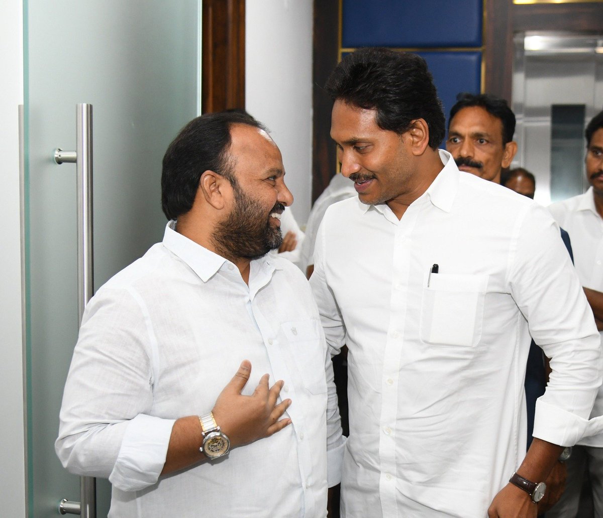 SkGulamrasool3's tweet photo. ఈరోజు తాడేపల్లి కేంద్ర కార్యాలయంలో మాజీ ముఖ్యమంత్రివర్యులు #వైయస్ #జగన్మోహన్ #రెడ్డి #గారిని మర్యాదపూర్వకంగా కలిసిన

 వైఎస్ఆర్ కాంగ్రెస్ పార్టీ రాష్ట్ర కార్యదర్శి మరియు పత్తిపాడు నియోజకవర్గ #పరిశీలకులు #గులాంరసూల్ #గారుysjagan https://t.co/YgN2ZCbR00