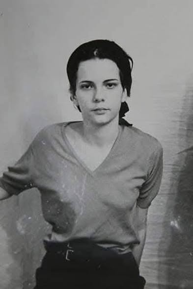 orlandoguerreir's tweet photo. DITADURA NUNCA MAIS

No último dia 5 de fevereiro ela faria 74 anos. Vera Sílvia Araújo de Magalhães, levou um tiro na cabeça e mesmo ferida foi torturada por três meses. Pendurada no pau-de-arara, respondeu aos torturadores: "Minha profissão é ser guerrilheira."
Bisneta do líder republicano Augusto Pestana, Vera Sílvia Araújo de Magalhães nasceu em uma família de classe média gaúcha radicada no Rio de Janeiro.
Ainda criança, estudando na tradicional escola carioca Chapéuzinho Vermelho, em Ipanema, Vera brigava com as professoras porque a escola queria que os alunos fizessem exercícios em inglês. Ganhou de seu tio Carlos Manoel, aos onze anos, o livro "Manifesto do Partido Comunista", de Marx e Engels, e começou a militar na política com apenas quinze anos de idade, na Associação Municipal dos Estudantes Secundaristas (Ames).
Ainda no início da adolescência, influenciada pelo que lia e como o pai dava algumas roupas a parentes e companheiros comunistas que viviam na clandestinidade e tinham dificuldade de trabalhar, saiu dando suas bicicletas e bonecas às vizinhas e amigas, acreditando ser isso o "socialismo". Adolescente, estudando no Colégio Andrews e participando do grêmio estudantil, comandou uma greve contra o aumento das mensalidades colocando cimento no portão, o que impediu a entrada de todos na escola, professores e alunos.
Aos 16 anos, participou do comício de João Goulart na Central do Brasil e ao prestar vestibular para Economia, em 1966, passou a integrar a Dissidência Comunista da Guanabara, na ala da Economia, para a qual cooptava estudantes amigos da mesma área, entre eles Franklin Martins e José Roberto Spigner, com quem passou a viver maritalmente.
Aos vinte, em 1968 e já na universidade, organizava passeatas e passou à clandestinidade, integrando a luta armada contra a ditadura militar.
Ela passaria para a história como uma das mais famosas guerrilheiras do Brasil da ditadura militar, quando foi a única mulher a participar do seqüestro do embaixador norte-americano no país, Charles Burke Elbrick, em setembro de 1969.
Ela foi presa em março de 1970, numa casa do bairro do Jacarezinho, junto com outros companheiros denunciados por uma vizinha e levando um tiro que lhe trespassou a cabeça.
Depois de retirada do hospital com um ferimento à bala na cabeça, Vera Sílvia foi torturada nas dependências do DOI-CODI do Rio de Janeiro, baseado num quartel da Polícia do Exército na Rua Barão de Mesquita, bairro da Tijuca, zona norte da cidade.
Pendurada no pau-de-arara, respondeu aos torturadores quando lhe perguntaram sua profissão: "Minha profissão é ser guerrilheira."
Nas mãos do exército e da polícia por três meses, passou por choques elétricos, espancamento, simulação de execução, queimaduras, isolamento completo em ambientes gelados e muita tortura psicológica – tentativa de destruição da personalidade e da dignidade do indivíduo e suas crenças – causadas por remédios psiquiátricos ministrados pelo Dr. Amílcar Lobo, seu principal algoz.
Lobo, codinome Dr. Cordeiro, depois denunciado também por envolvimentos com tortura na famosa Casa da Morte, em Petrópolis, teve seu registro como médico cassado em 1989.
Chegou a sair ensanguentada direto de uma sessão de torturas para uma audiência no Supremo Tribunal Militar.
A tortura lhe valeu uma hemorragia renal, o que a fez ser transferida para o Hospital Central do Exército, pesando 37 quilos e sem mais conseguir se locomover. Do HCE ela acabou sendo libertada junto com outros 39 presos políticos, em 15 de junho do mesmo ano, em troca do embaixador alemão no Brasil, Ehrenfried von Holleben, sequestrado por outro grupo guerrilheiro, do qual fazia parte Alfredo Sirkis.
Banida do país para a Argélia, retornou ao Brasil em 1979 após a aprovação da Lei da Anistia, e depois de quatro anos vivendo em Recife com o companheiro, voltou ao Rio de Janeiro e trabalhou no governo estadual como planejadora urbana, até se aposentar por invalidez.
Vera, musa dos integrantes da guerrilha carioca, foi presa após levar um tiro na cabeça e, mesmo ferida, foi torturada por três meses e após dias em estado de coma; entre outras sequelas, sofreu o resto da vida de surtos psicóticos, sangramento da gengiva e crises renais, combateu um linfoma nos últimos anos de vida e morreu de infarto em 2007.
Por causa de seus problemas permanentes de saúde causados pela tortura, em 2002 ela foi a primeira mulher a receber reparação financeira do Estado, através da 23ª Vara Federal do Rio, com uma pensão mensal vitalícia garantida por lei.