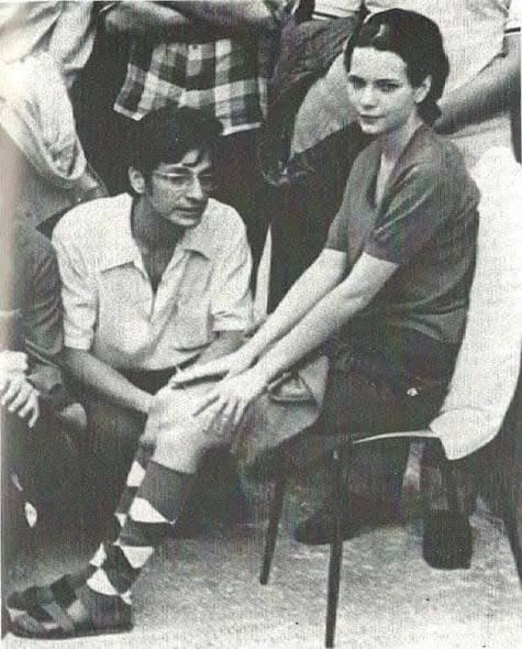 orlandoguerreir's tweet photo. DITADURA NUNCA MAIS

No último dia 5 de fevereiro ela faria 74 anos. Vera Sílvia Araújo de Magalhães, levou um tiro na cabeça e mesmo ferida foi torturada por três meses. Pendurada no pau-de-arara, respondeu aos torturadores: "Minha profissão é ser guerrilheira."
Bisneta do líder republicano Augusto Pestana, Vera Sílvia Araújo de Magalhães nasceu em uma família de classe média gaúcha radicada no Rio de Janeiro.
Ainda criança, estudando na tradicional escola carioca Chapéuzinho Vermelho, em Ipanema, Vera brigava com as professoras porque a escola queria que os alunos fizessem exercícios em inglês. Ganhou de seu tio Carlos Manoel, aos onze anos, o livro "Manifesto do Partido Comunista", de Marx e Engels, e começou a militar na política com apenas quinze anos de idade, na Associação Municipal dos Estudantes Secundaristas (Ames).
Ainda no início da adolescência, influenciada pelo que lia e como o pai dava algumas roupas a parentes e companheiros comunistas que viviam na clandestinidade e tinham dificuldade de trabalhar, saiu dando suas bicicletas e bonecas às vizinhas e amigas, acreditando ser isso o "socialismo". Adolescente, estudando no Colégio Andrews e participando do grêmio estudantil, comandou uma greve contra o aumento das mensalidades colocando cimento no portão, o que impediu a entrada de todos na escola, professores e alunos.
Aos 16 anos, participou do comício de João Goulart na Central do Brasil e ao prestar vestibular para Economia, em 1966, passou a integrar a Dissidência Comunista da Guanabara, na ala da Economia, para a qual cooptava estudantes amigos da mesma área, entre eles Franklin Martins e José Roberto Spigner, com quem passou a viver maritalmente.
Aos vinte, em 1968 e já na universidade, organizava passeatas e passou à clandestinidade, integrando a luta armada contra a ditadura militar.
Ela passaria para a história como uma das mais famosas guerrilheiras do Brasil da ditadura militar, quando foi a única mulher a participar do seqüestro do embaixador norte-americano no país, Charles Burke Elbrick, em setembro de 1969.
Ela foi presa em março de 1970, numa casa do bairro do Jacarezinho, junto com outros companheiros denunciados por uma vizinha e levando um tiro que lhe trespassou a cabeça.
Depois de retirada do hospital com um ferimento à bala na cabeça, Vera Sílvia foi torturada nas dependências do DOI-CODI do Rio de Janeiro, baseado num quartel da Polícia do Exército na Rua Barão de Mesquita, bairro da Tijuca, zona norte da cidade.
Pendurada no pau-de-arara, respondeu aos torturadores quando lhe perguntaram sua profissão: "Minha profissão é ser guerrilheira."
Nas mãos do exército e da polícia por três meses, passou por choques elétricos, espancamento, simulação de execução, queimaduras, isolamento completo em ambientes gelados e muita tortura psicológica – tentativa de destruição da personalidade e da dignidade do indivíduo e suas crenças – causadas por remédios psiquiátricos ministrados pelo Dr. Amílcar Lobo, seu principal algoz.
Lobo, codinome Dr. Cordeiro, depois denunciado também por envolvimentos com tortura na famosa Casa da Morte, em Petrópolis, teve seu registro como médico cassado em 1989.
Chegou a sair ensanguentada direto de uma sessão de torturas para uma audiência no Supremo Tribunal Militar.
A tortura lhe valeu uma hemorragia renal, o que a fez ser transferida para o Hospital Central do Exército, pesando 37 quilos e sem mais conseguir se locomover. Do HCE ela acabou sendo libertada junto com outros 39 presos políticos, em 15 de junho do mesmo ano, em troca do embaixador alemão no Brasil, Ehrenfried von Holleben, sequestrado por outro grupo guerrilheiro, do qual fazia parte Alfredo Sirkis.
Banida do país para a Argélia, retornou ao Brasil em 1979 após a aprovação da Lei da Anistia, e depois de quatro anos vivendo em Recife com o companheiro, voltou ao Rio de Janeiro e trabalhou no governo estadual como planejadora urbana, até se aposentar por invalidez.
Vera, musa dos integrantes da guerrilha carioca, foi presa após levar um tiro na cabeça e, mesmo ferida, foi torturada por três meses e após dias em estado de coma; entre outras sequelas, sofreu o resto da vida de surtos psicóticos, sangramento da gengiva e crises renais, combateu um linfoma nos últimos anos de vida e morreu de infarto em 2007.
Por causa de seus problemas permanentes de saúde causados pela tortura, em 2002 ela foi a primeira mulher a receber reparação financeira do Estado, através da 23ª Vara Federal do Rio, com uma pensão mensal vitalícia garantida por lei.