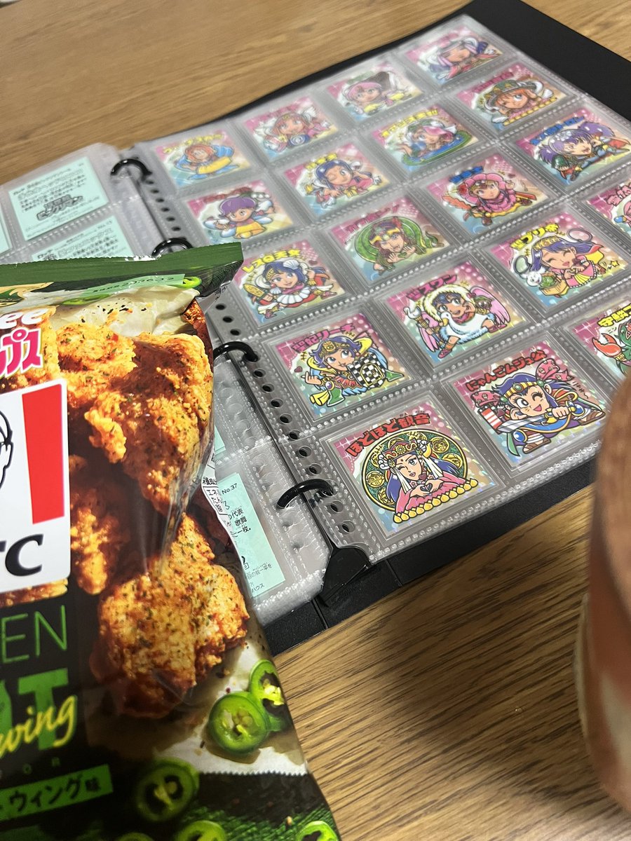 leap833's tweet photo. さて、ブレイクタイムと行きましょうか

#ビックリマン好きと繋がりたい
#ビックリマン
#コーヒーブレイク
#グリーンホットウィング味 https://t.co/7vbLLOquFW