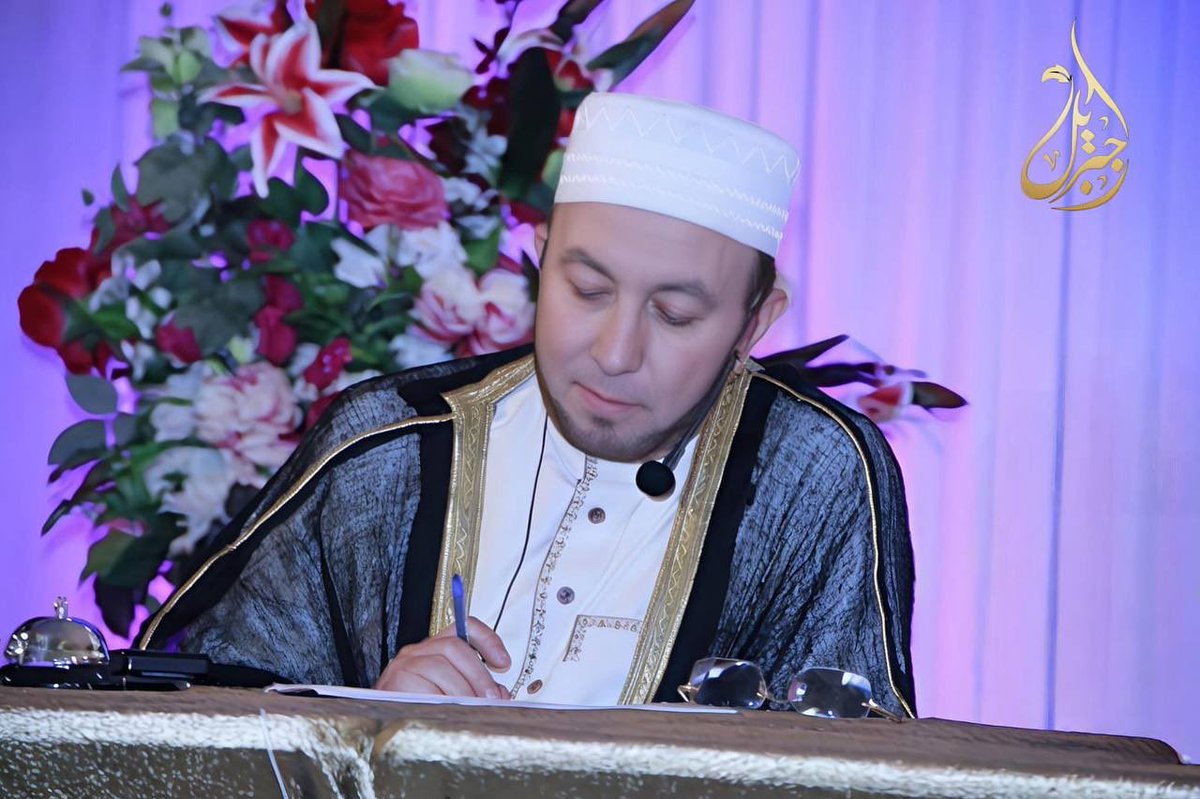 Muhammad_Jebril's tweet photo. ( أجمل الأرزاق )

خواطر 

أجمل ما فى التقدم بالعمر
انه كلما كبرت عاماً
يجعلك تستصغر أموراً كثيرة 
كانت تستهلك طاقتك ومشاعرك يوماً ما
فالنضوج سمة تعيد ترتيب الاشياء 
و الأشخاص فى حياتنا !
فلا تجعلوا فهمكم للرزق 
يتوقف عند حدود المال والبنون
بل إن من أجمل الأرزاق فى الدنيا ..
سكينة الروح ونور العقل وصحة الجسد 
وصفاء القلب وسلامة الفكر 
وإن أروع الأرزاق كافة ..
دعوة أم ورضا اب ووجود اخوة 
وضحكة إبن واهتمام صديق ودعوة محب
أكثر الله من أرزاقكم الجميلة والرائعة

اللهم إنا نسألك رزقاً يزيدنا لك شكراً
وإليك فاقةً وفقراً وبك عمن سواك غنى 

وصلوا على الرحمة المهداة وسلموا تسليما