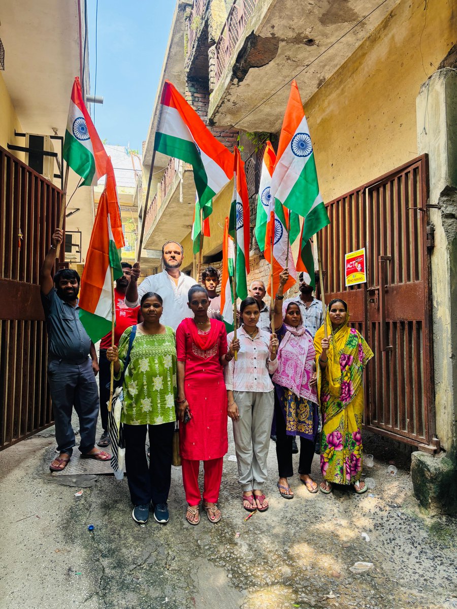 Vijender_singh1's tweet photo. तिरंगा हमारी शान, राष्ट्र हमारा अभिमान🇮🇳

महरौली जिला अध्यक्ष श्री @RsinghSolanki74 जी के नेतृत्व मे आयोजित ‘हर घर तिर���गा’ यात्रा में प्रदेश संगठन महामंत्री श्री @PavanRanaRSS जी दक्षिणी दिल्ली सांसद श्री @RamvirBidhuri जी व साथियों के साथ पद यात्रा पूर्ण की।

#HarGharTiranga https://t.co/R9yNufNQOB