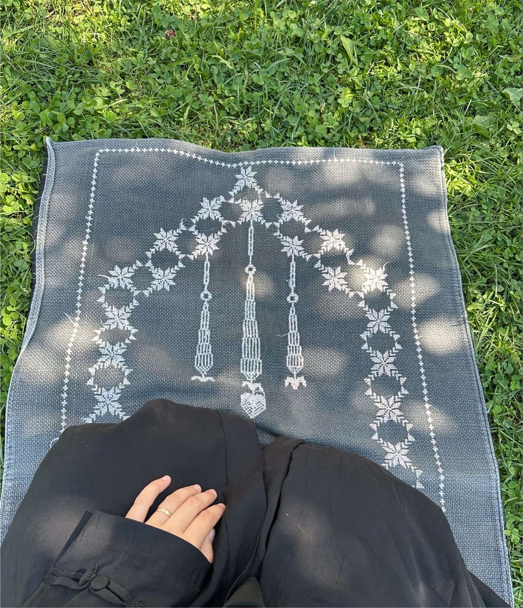 Feyzaslspr's tweet photo. Köyün en sevdiğim yanı bahçesinde huzurla namaz kılabilmek https://t.co/Nf90IMkaZZ